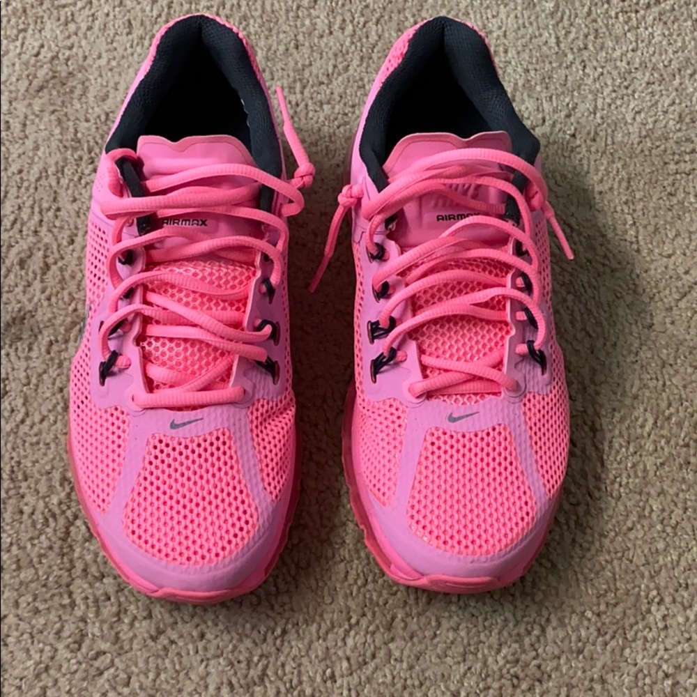 Nike tennis shoes